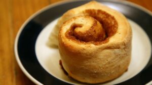 Cinnamon_bun_on_plate_1456577082-300x169